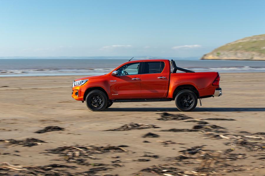  Toyota Hilux Invincible X Double Cab 2018 года  (UK) (фото 27 из 40)